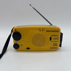 Magnasonic AM/FM Radio PCR110M Multi-Function Solar DC Charging Wind Up Tested